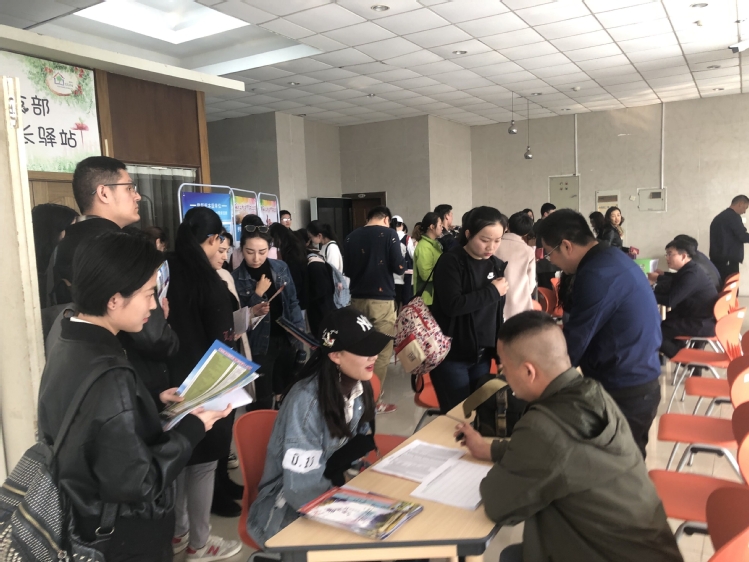 伊犁州各市县组织人才工作负责人接受我校学生现场应聘与咨询