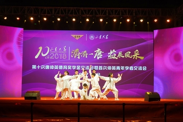 我校学生在晚宴上表演节目《武韵杏林》 我校学生在晚宴上表演节目《武韵杏林》