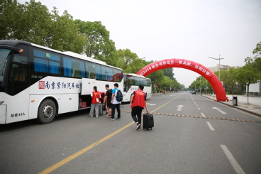 志愿者为毕业生送行 志愿者为毕业生送行