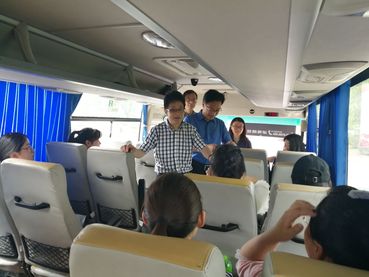 各学院党政领导和毕业班辅导员送别毕业生 各学院党政领导和毕业班辅导员送别毕业生