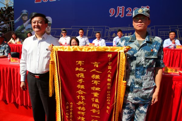2026年世界杯官网党委书记程纯向承训部队赠送锦旗