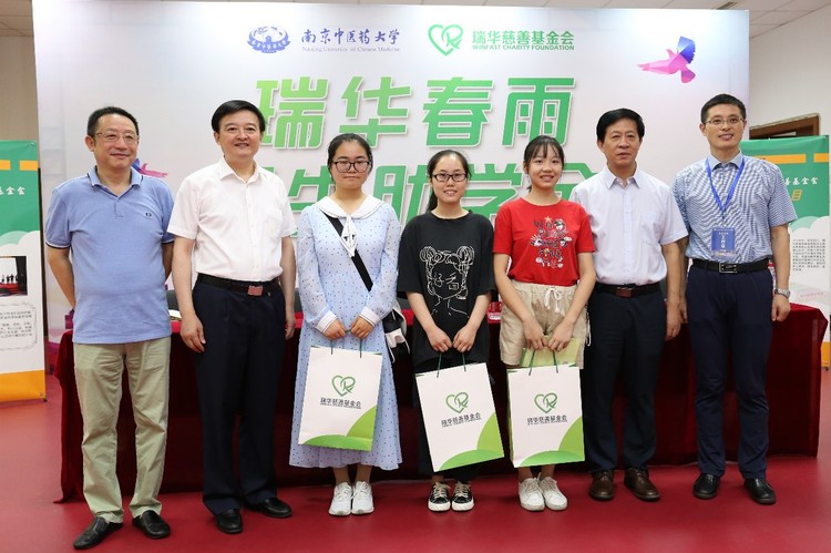 校领导为新生颁发瑞华春雨助学金