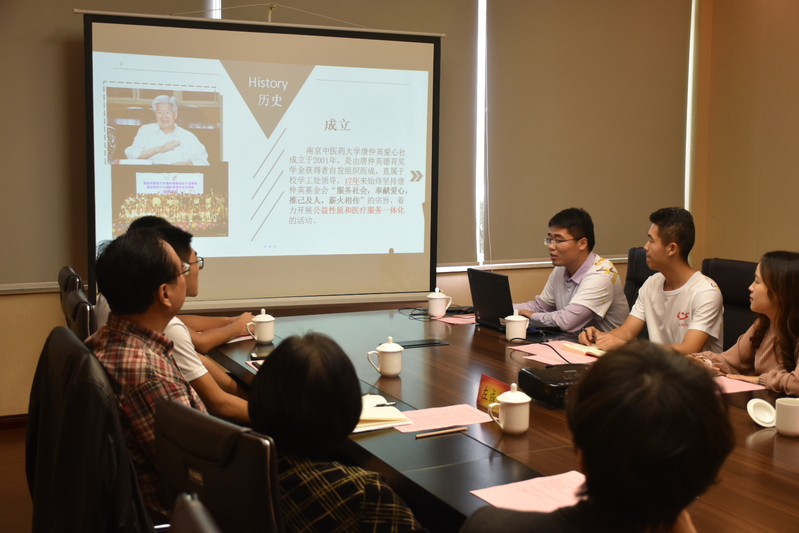 爱心社理事长范朝汇报社团情况
爱心社理事长范朝汇报社团情况
