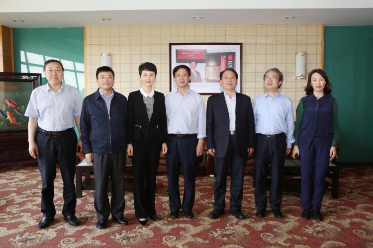 我校胡刚校长与江苏陶欣伯助学基金会嘉宾会面 我校胡刚校长与江苏陶欣伯助学基金会嘉宾会面