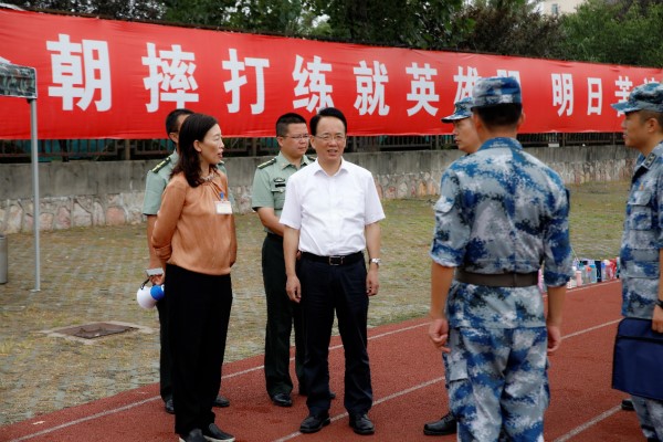 中国人民解放军94654部队徐部队长和校党委程革副书记视察指导军训工作